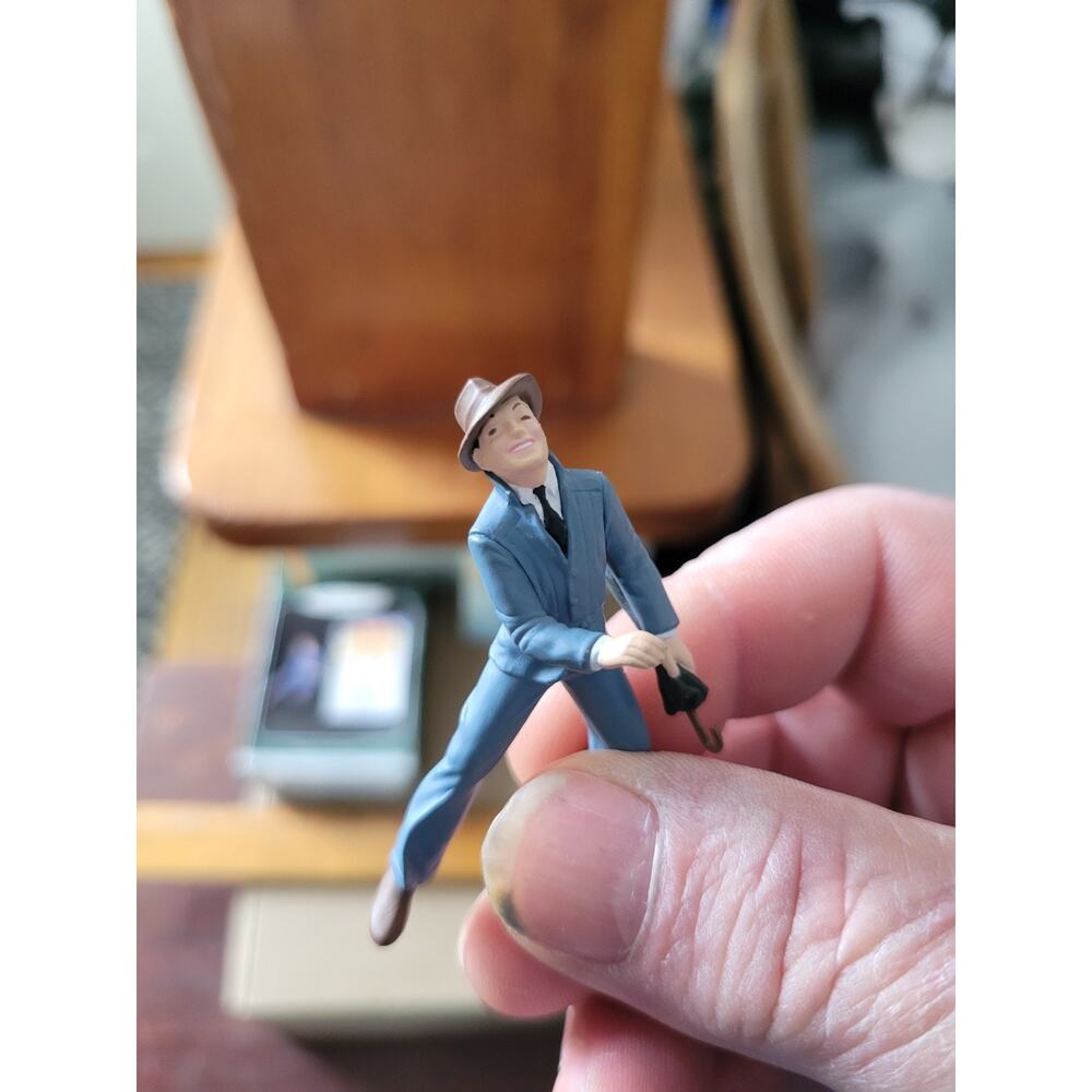 Vintage Hallmark singin' Singing in the Rain Ornament 1998 Gene Kelley set 2 - Picture 4 of 9